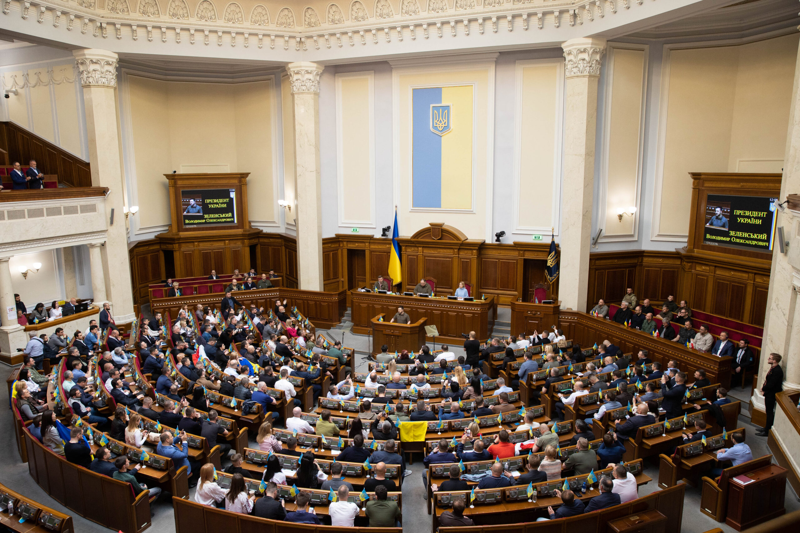 Більшість українців хочуть відкрити доступ журналістів до парламенту – опитування