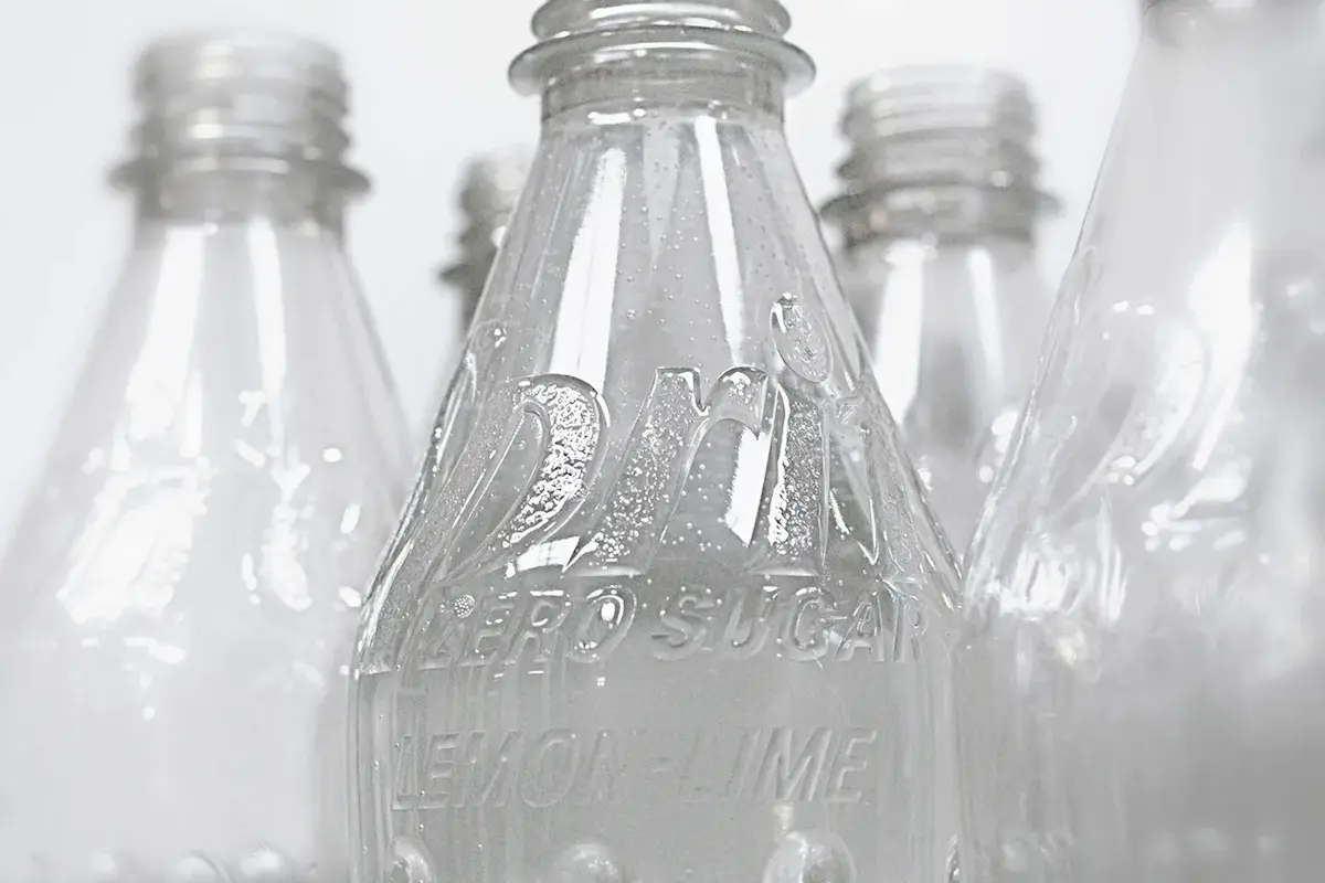 Coca-Cola випустить напої у «голих» пляшках без етикеток